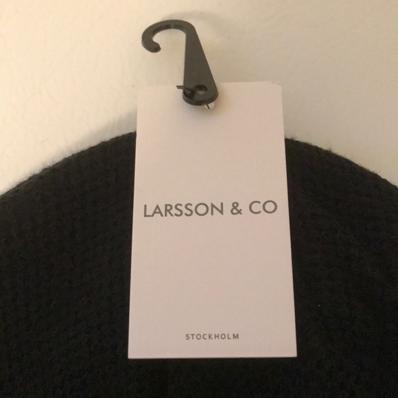 3/20$ NWT Larsson & co beanie - Picture 4 of 6